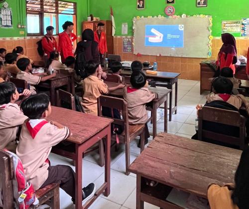 Siswa Kelas 3 SDN 1 Puro Antusias Mengikuti Praktik Sikat Gigi Bersama