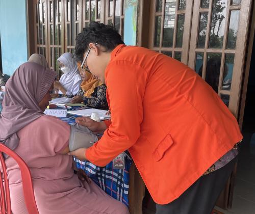 Proses pemeriksaan kesehatan lansia di Posyandu Desa Brangkal