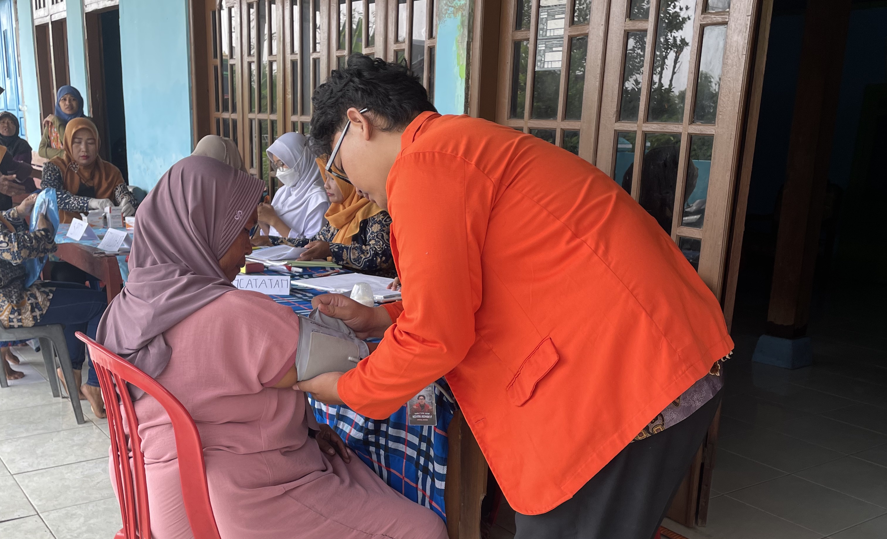 Proses pemeriksaan kesehatan lansia di Posyandu Desa Brangkal