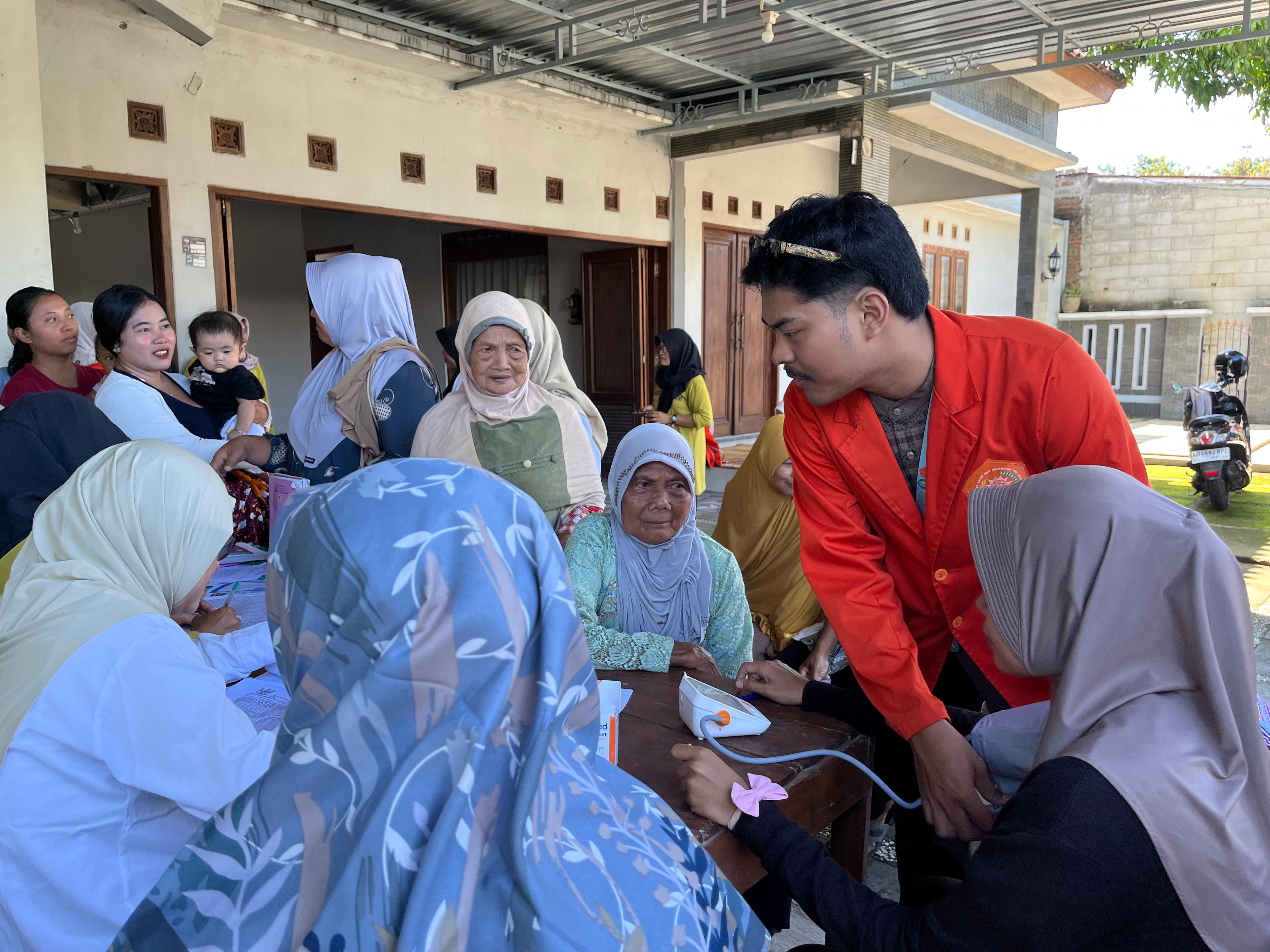 Mahasiswa membantu proses penimbangan dan pencatatan data 