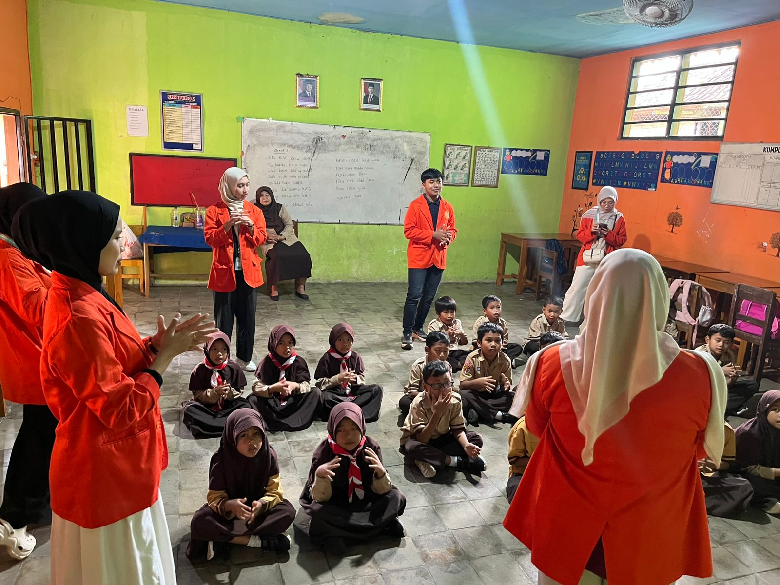 Siswa Kelas 1 dan 2 SDN 2 Puro Praktik Cuci Tangan dengan Benar