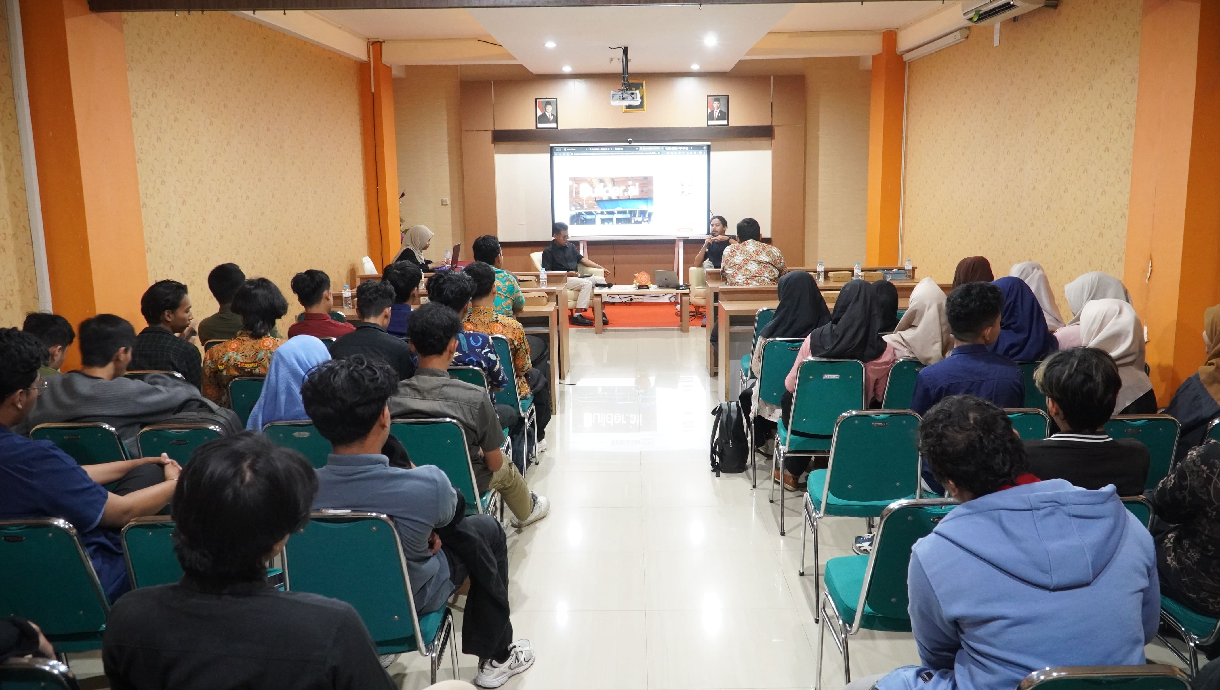 Pembicara menyampaikan materi pemanfaatan AI dalam pengembangan software