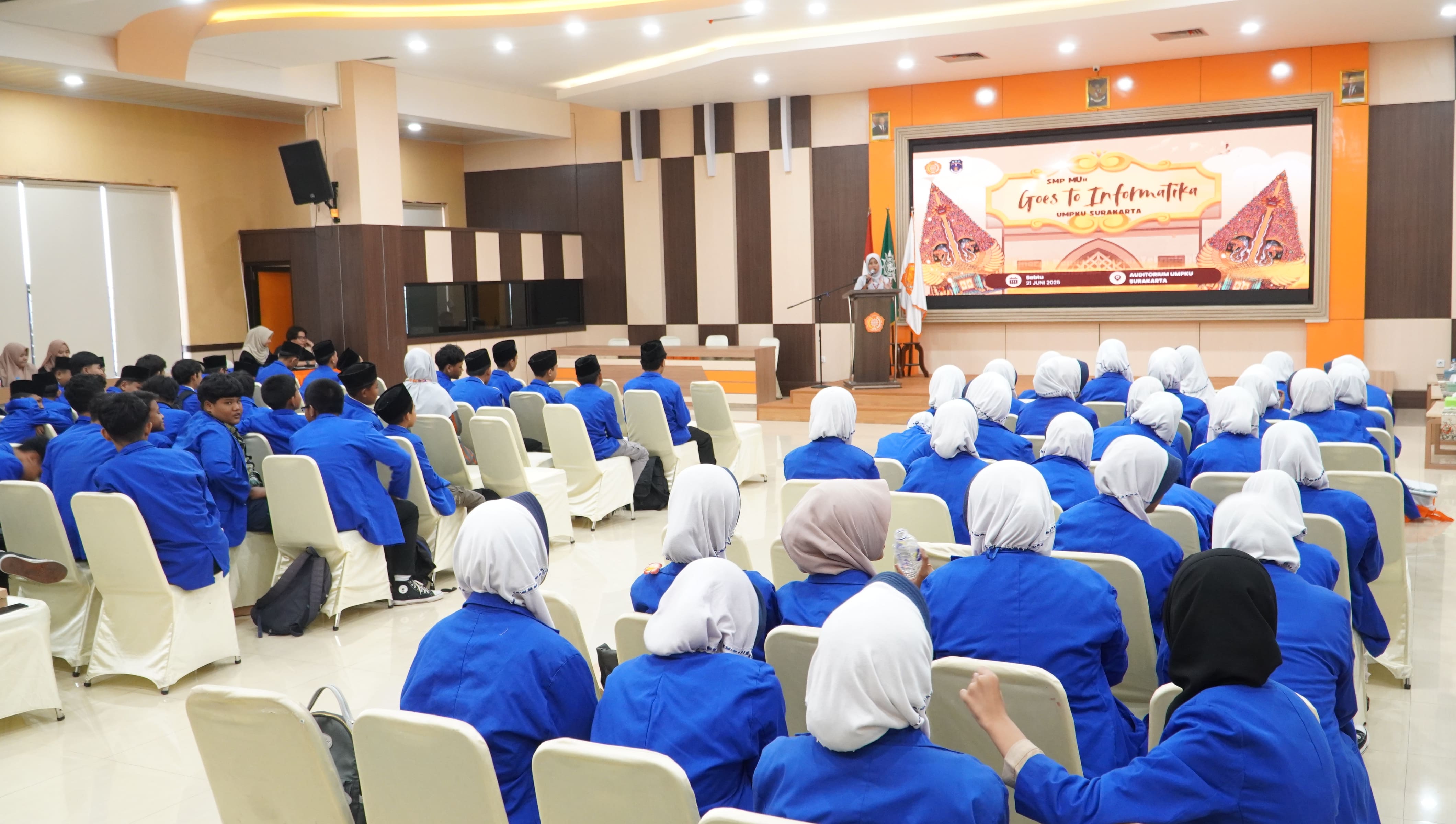 Siswa belajar di Smart Classroom UM PKU Surakarta