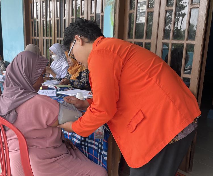 Proses pemeriksaan kesehatan lansia di Posyandu Desa Brangkal