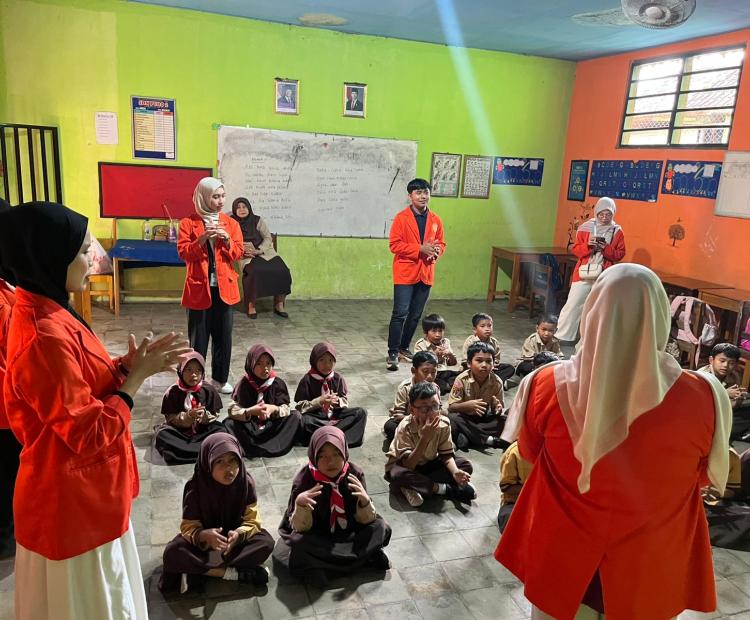 Siswa Kelas 1 dan 2 SDN 2 Puro Praktik Cuci Tangan dengan Benar