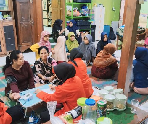 Mahasiswa KKN-IPE UM PKU Surakarta bersama ibu-ibu PKK Desa Tangkil dalam kegiatan cek kesehatan dan senam bersama.