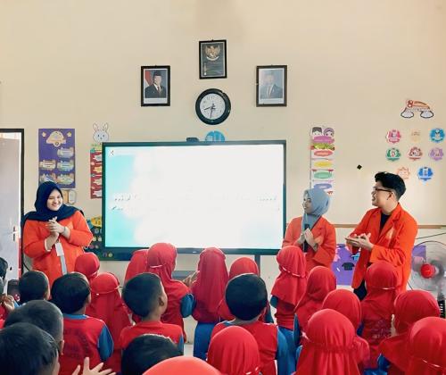 Mahasiswa KKN-IPE UM PKU Surakarta memberikan edukasi PHBS kepada siswa TK Tunas Harapan Tangkil.