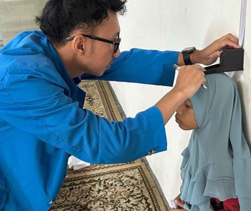 Mahasiswa KKN Internasional UMPKU Lakukan Pengukuran IMT di Sanggar Belajar Kubu Gajah