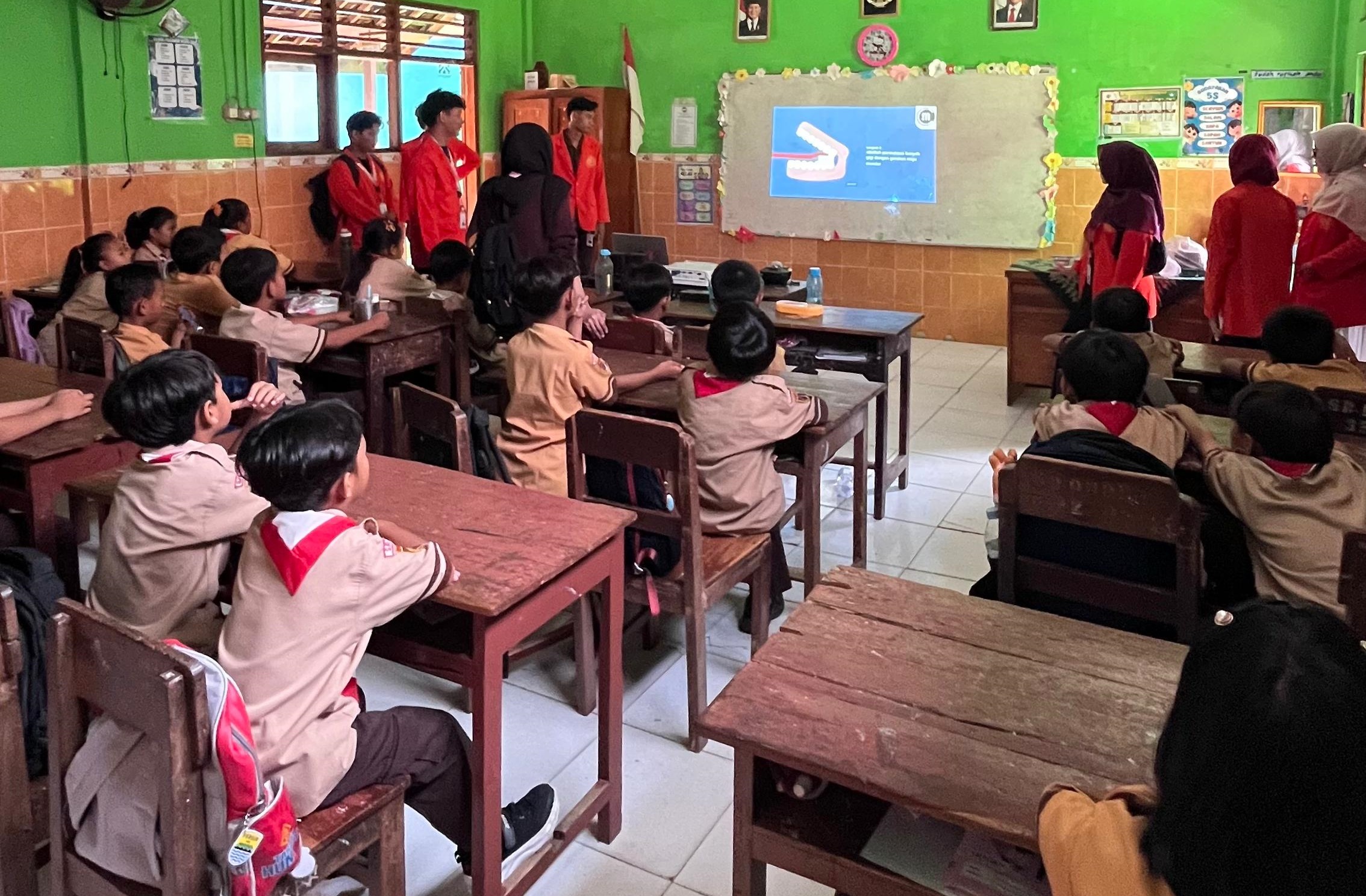 Siswa Kelas 3 SDN 1 Puro Antusias Mengikuti Praktik Sikat Gigi Bersama