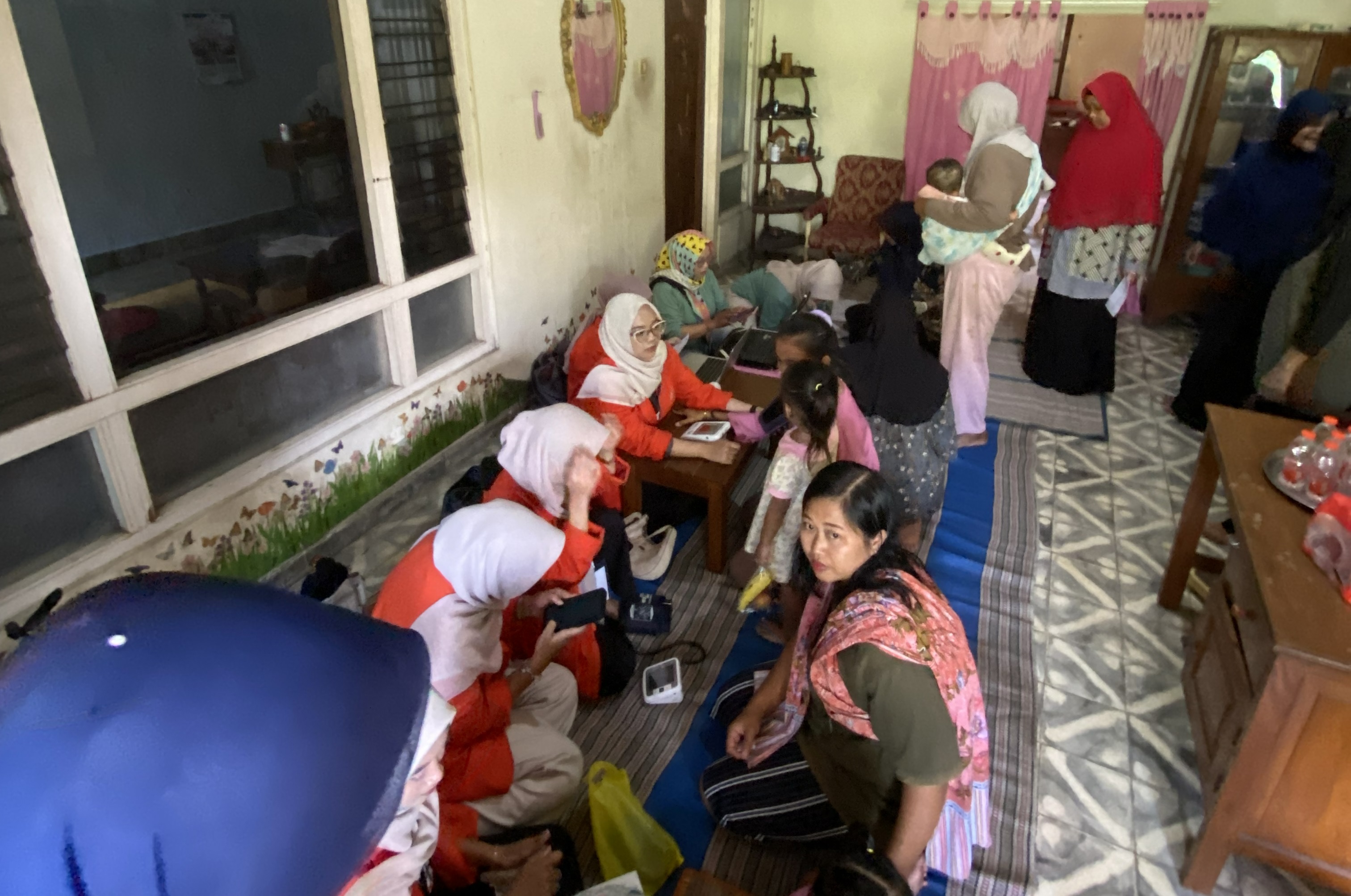 Mahasiswa KKN-IPE UMPKU Surakarta Bantu Pelayanan Posyandu di Masjid Al-Hidayah Kebonagung