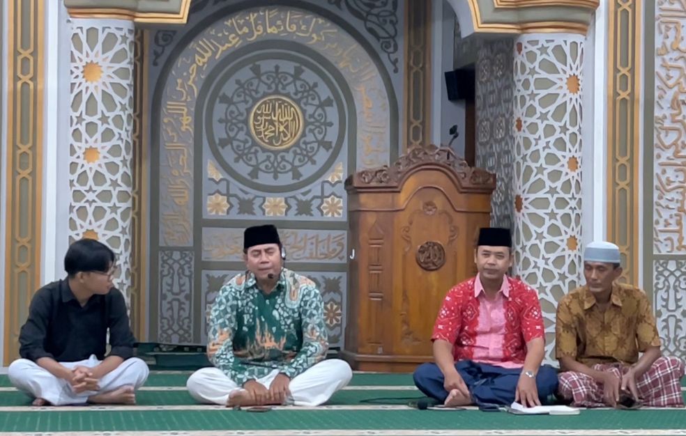 Mahasiswa KKN-IPE UMPKU Surakarta mengikuti kajian bersama PCM, PRM, dan ‘Aisyiyah di Masjid Al-Fattah