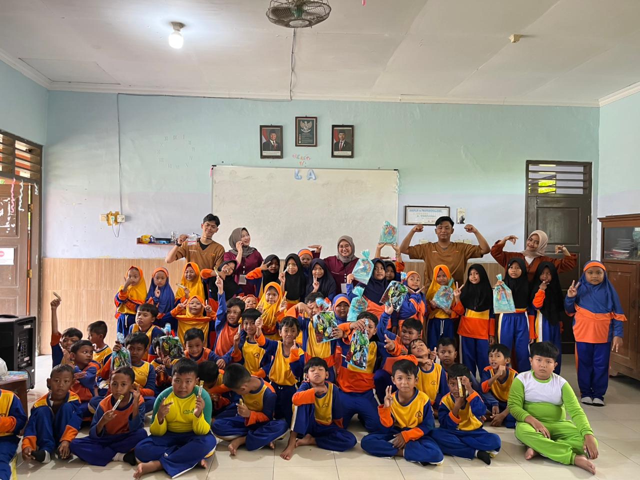 Siswa mempraktikkan langsung 6 langkah cuci tangan dengan pendampingan mahasiswa KKN