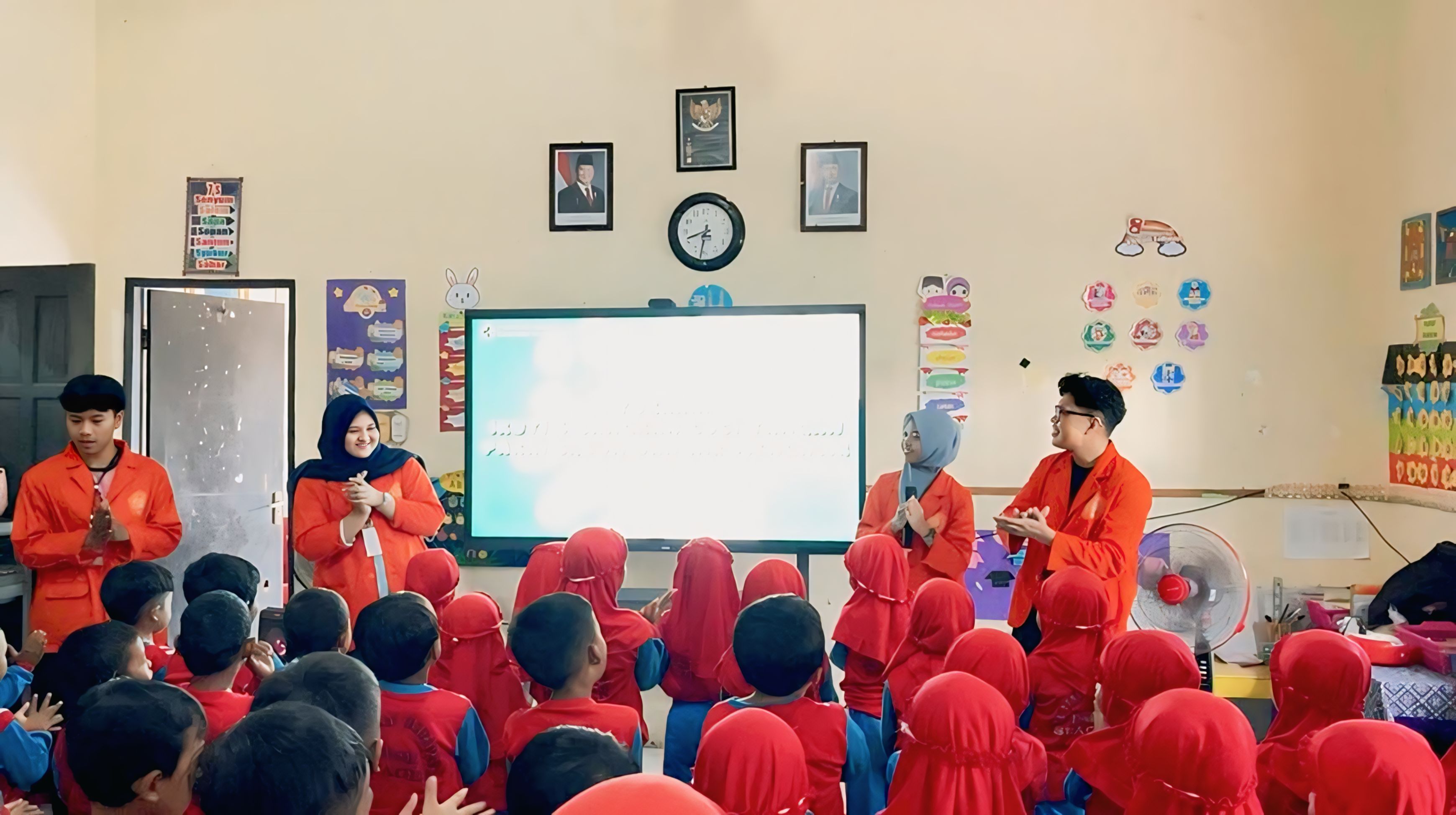 Mahasiswa KKN-IPE UM PKU Surakarta memberikan edukasi PHBS kepada siswa TK Tunas Harapan Tangkil.