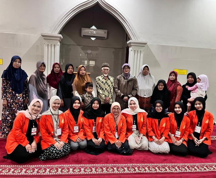 Mahasiswa KKN turut mendampingi jalannya pengajian bersama ibu-ibu warga sekitar