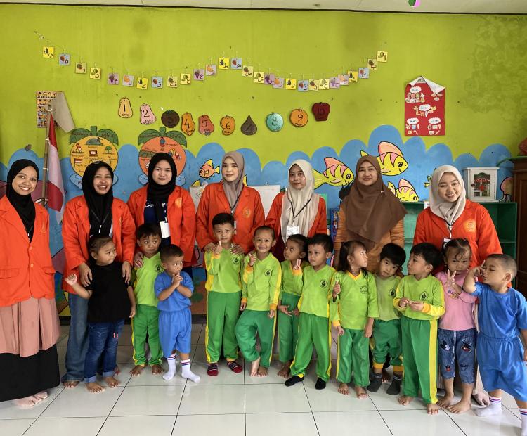 Mahasiswa KKN-T IPE AIK UM PKU Surakarta Edukasi Cara Sikat Gigi yang Benar kepada Siswa PAUD Mentari Desa Tangkil