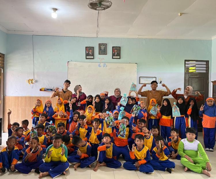 Siswa mempraktikkan langsung 6 langkah cuci tangan dengan pendampingan mahasiswa KKN