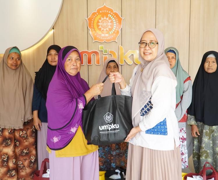 Sambut Lebaran, UMPKU Surakarta Berikan 500 Bingkisan untuk Warga Sekitar Kampus