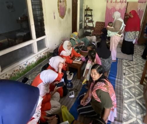 Mahasiswa KKN-IPE UMPKU Surakarta Bantu Pelayanan Posyandu di Masjid Al-Hidayah Kebonagung