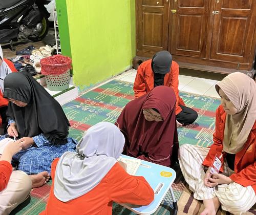 Suasana pembelajaran Iqro’ dan Al-Qur’an bersama para lansia.
